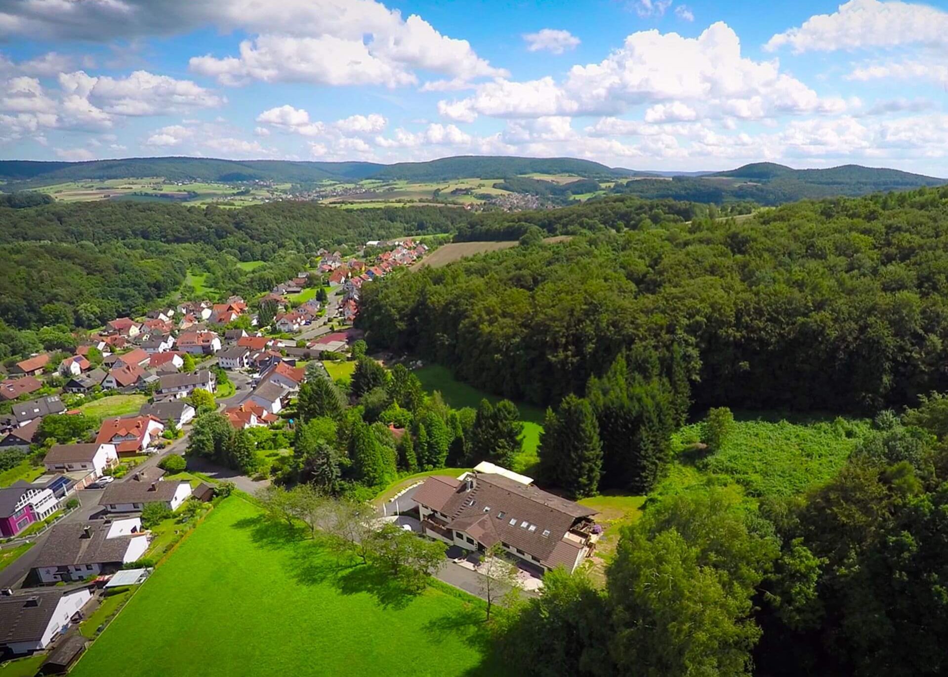 Haus-von-oben-mit-Ort